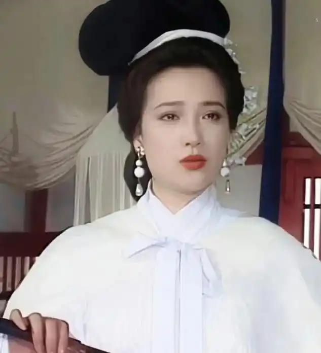 何晴19岁时，在火车餐车上遇到了六小龄童。“孙大圣”火眼金睛，几句攀谈后，马上