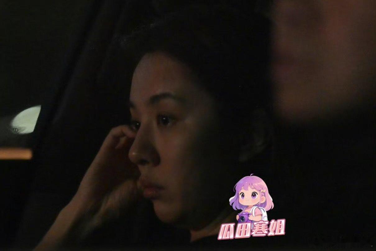俞灏明王晓晨出门逛街俞灏明王晓晨出门逛街，好有夫妻相！俞灏明王晓晨在地库抽烟​