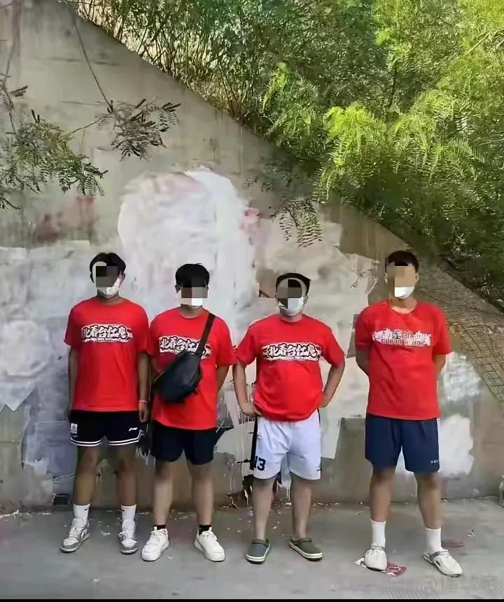 太好了，查到这几张照片就终于能破案了。作为成都老一代真正的球迷，真不能容忍这几个