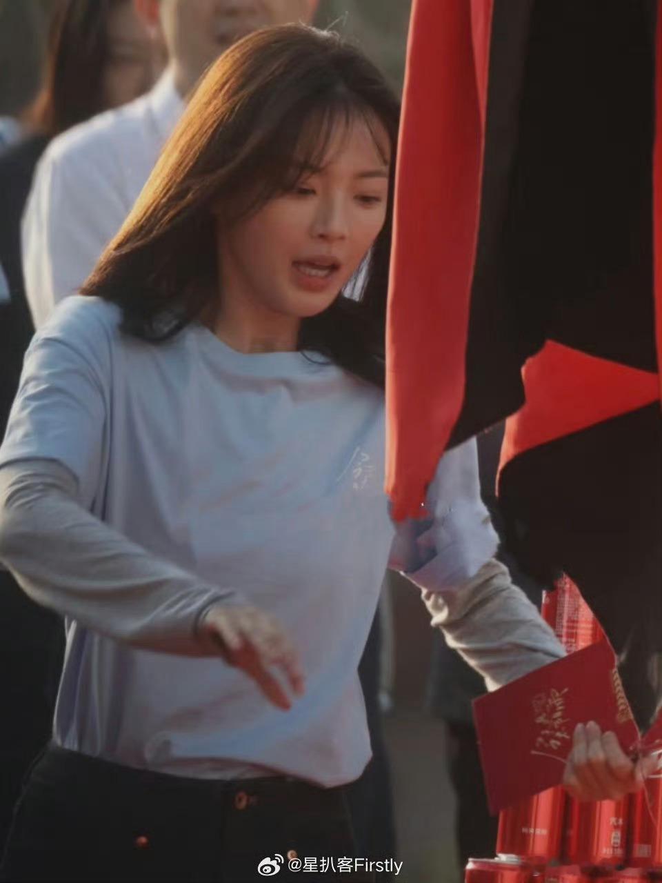 杨超越被绊倒咱就是说，杨超越绊倒那一刻我又心疼又想笑！平时精致的妹妹突然接地气，