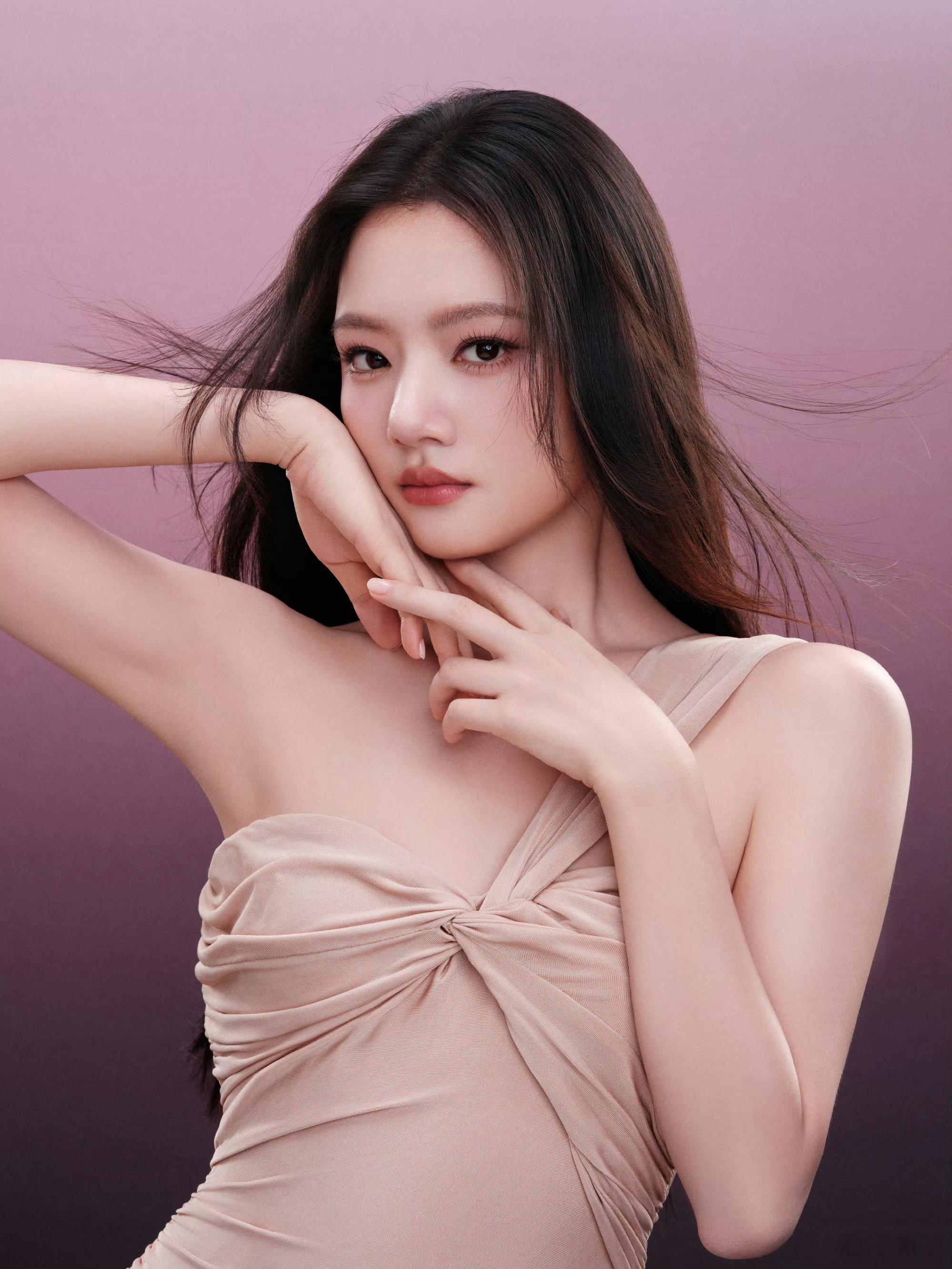 任敏进入最佳赏味期荆刺玫瑰这个方向确实比之前的甜美路线更适合她，风格一换整个人