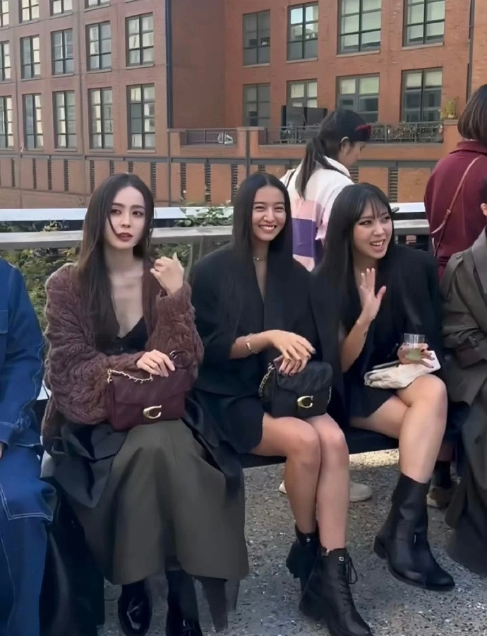 在绝对的美貌面前脸的大小不值一提，仿佛和旁边的人不在一个次元​​​