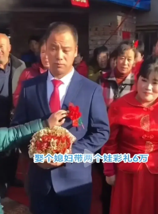 男子娶媳妇带了十多岁的儿子。男子快四十了还没有结婚，通过媒人介绍，和邻村的一个带