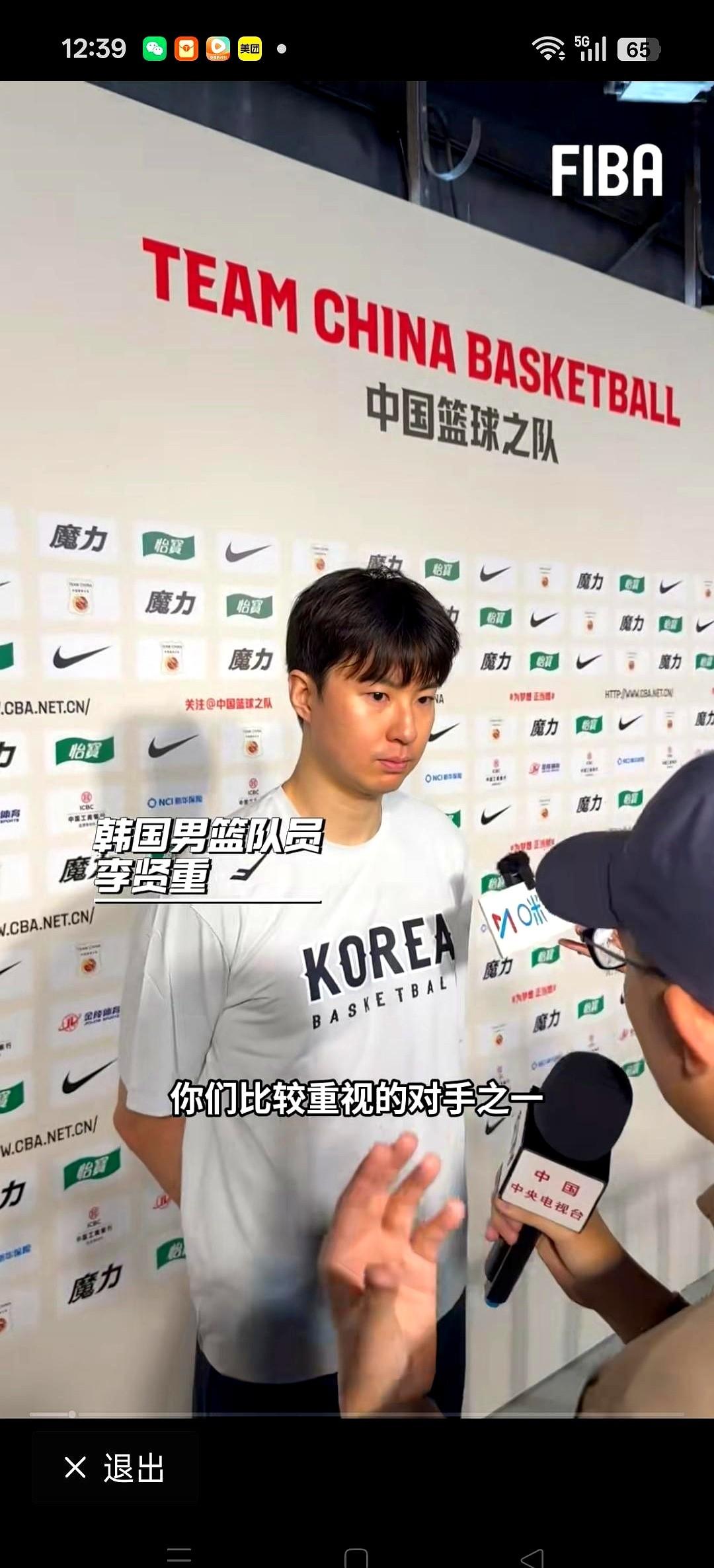 韩国男篮核心李贤重最近接受采访，聊怎么应对中国男篮。有人说中国男篮上次让他拿