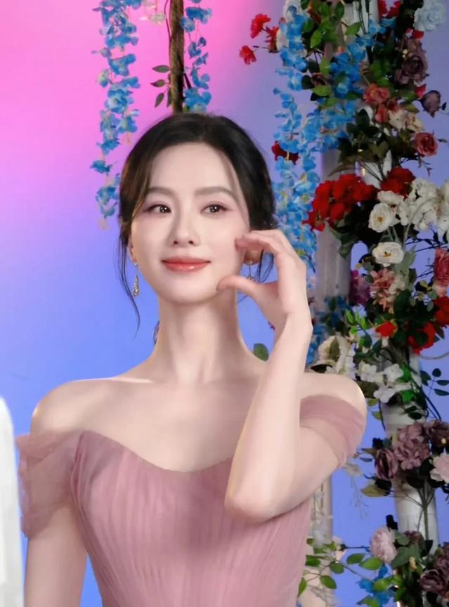 我有预感当初拍戏时吴奇隆多次追求她，结婚时还送她10亿聘礼，结果婚后才发现，男