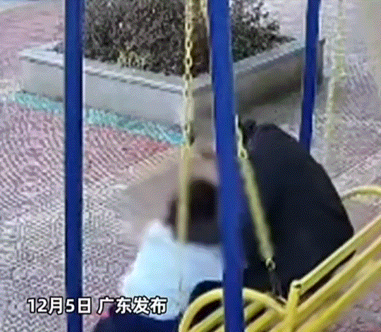 光天化日都敢如此猖狂！广东，两名小女孩在健身场荡秋千玩时，遭一名男子鬼祟跟靠近，