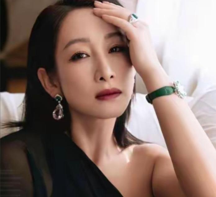 秦海璐最近是真火了，46岁还能这样，娱乐圈里没几个。很多人说她是靠《花儿与少