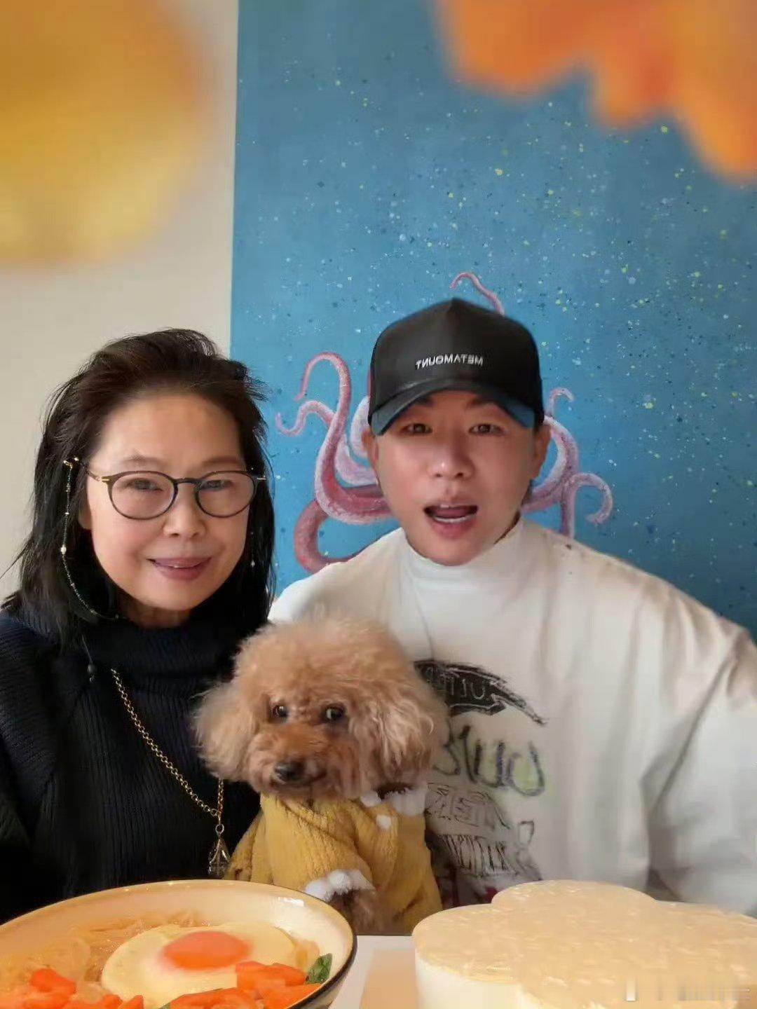 胡彦斌发文为妈妈庆生，妈妈穿黑高领配链条项链，戴着眼镜笑起来好温柔