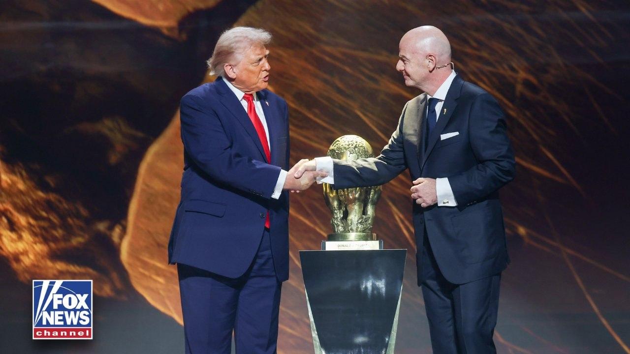 据福克斯新闻7月5日报道，美国总统特朗普亲自致电国际足联（FIFA）主席詹尼·因