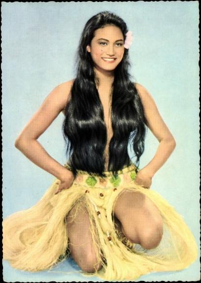 1960年，塔希提岛，好莱坞巨星马龙·白兰度，在拍摄《叛舰喋血记》时，目光牢牢锁