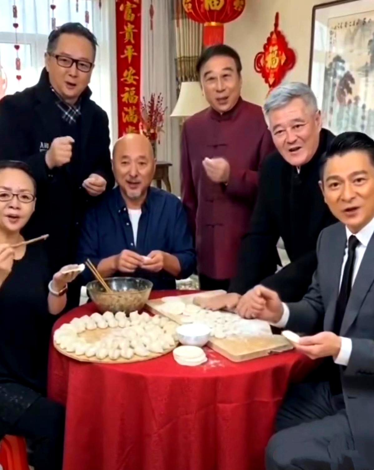 包饺子天团合照：冯巩老师长身玉丽，气色盈和，估计又在念叨着''我想死你们了''；