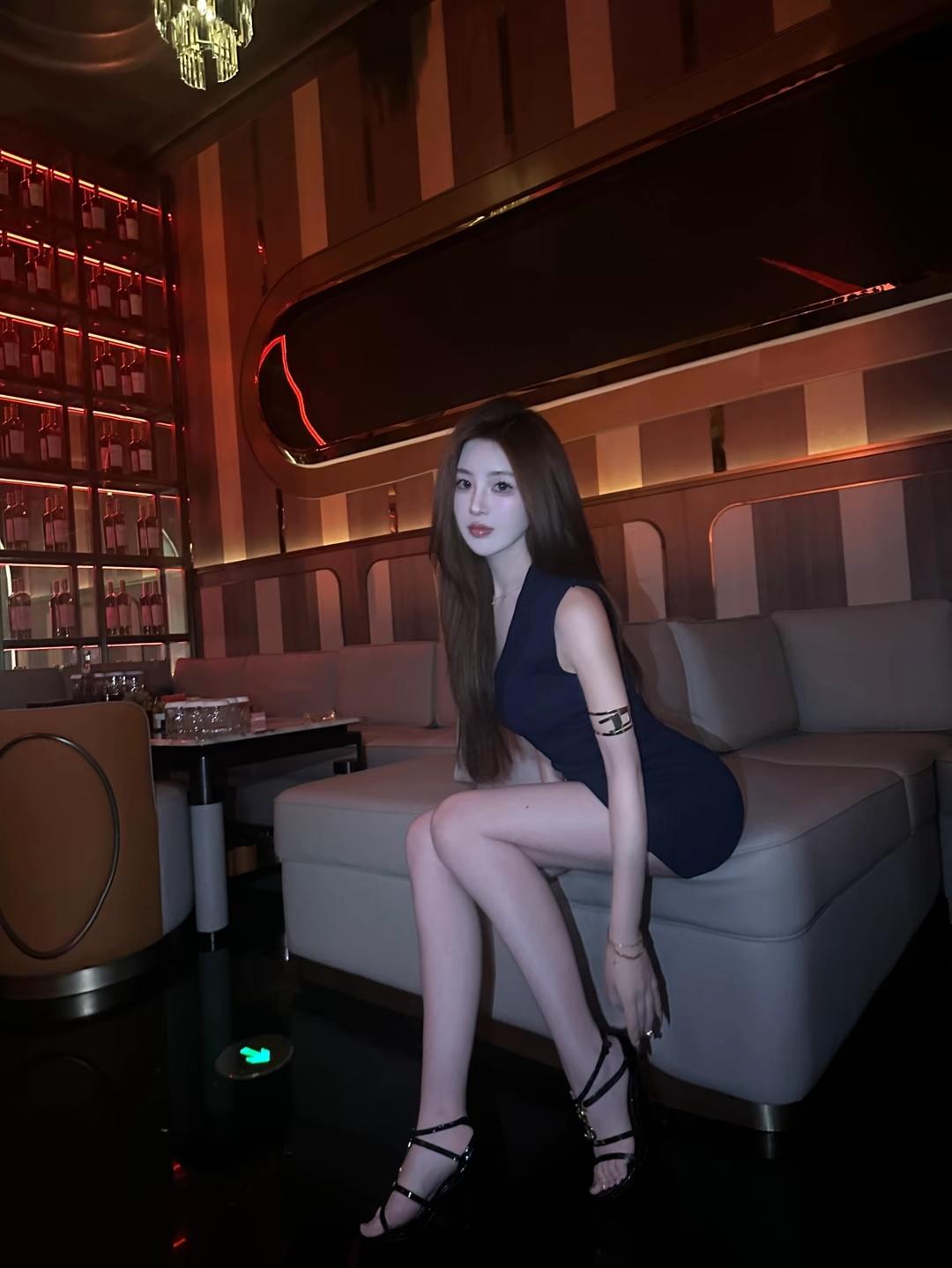 夜晚的酒吧，独坐的美丽女孩，灯光下显得格外迷人。