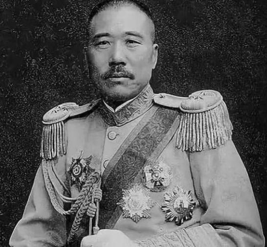 1926年，剥皮将军张宗昌终于如愿以偿，得到了美人陈佩瑜。新婚之夜，张宗昌下令把