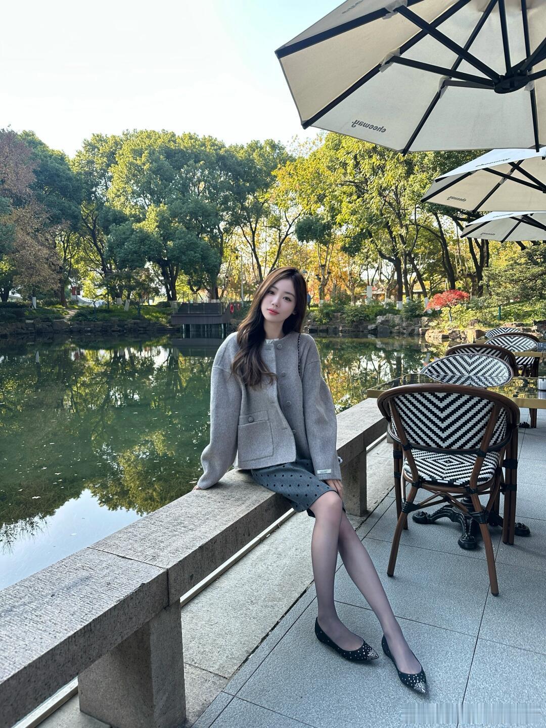 灰色丝袜的可爱多~