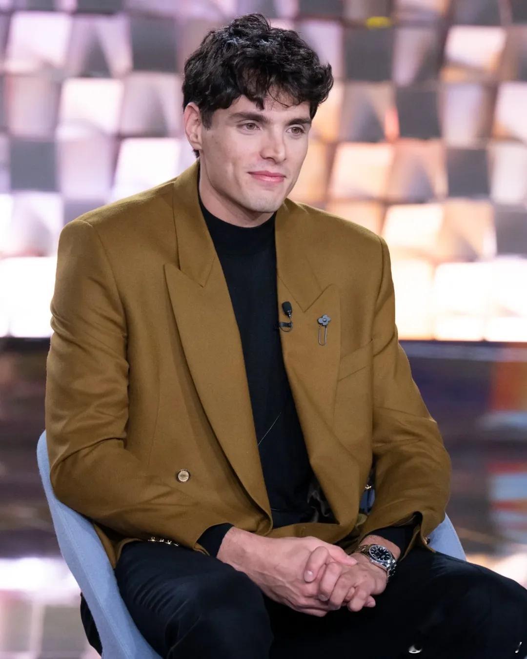 世锦赛冠军波托洛昨晚接受了电视台采访。男排意大利男排​​​