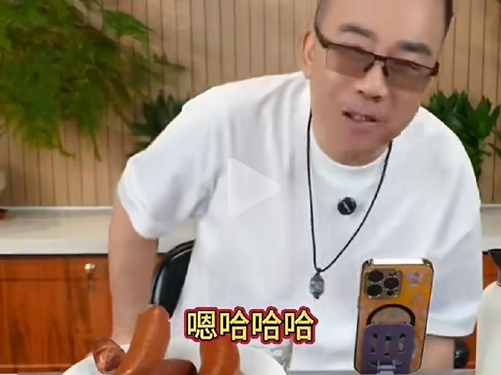 杨议天天直播间口无遮拦过嘴瘾，含沙射影的说“人已经进去了，现在连饭都送不进去”那