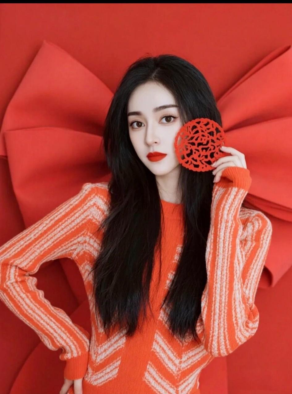 红装佳人贺新春，亲朋好友财亨通。晒图笔记大赛高雅气质美女