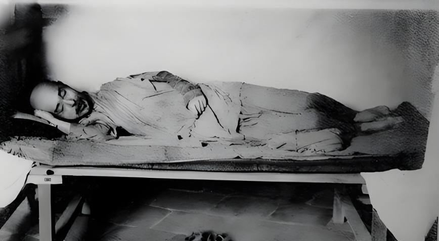 弘一法师晚年，四肢浮肿溃烂，拒绝服药，直面死亡。去世前，他把弟子叫到身边，再三叮