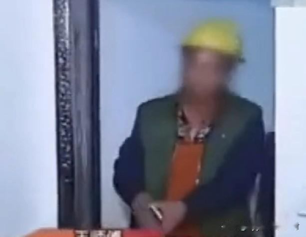 一男子，晚上在工地睡觉。睡梦中，他突然梦到妻子背叛了自己。惊醒后他赶紧回了家，结