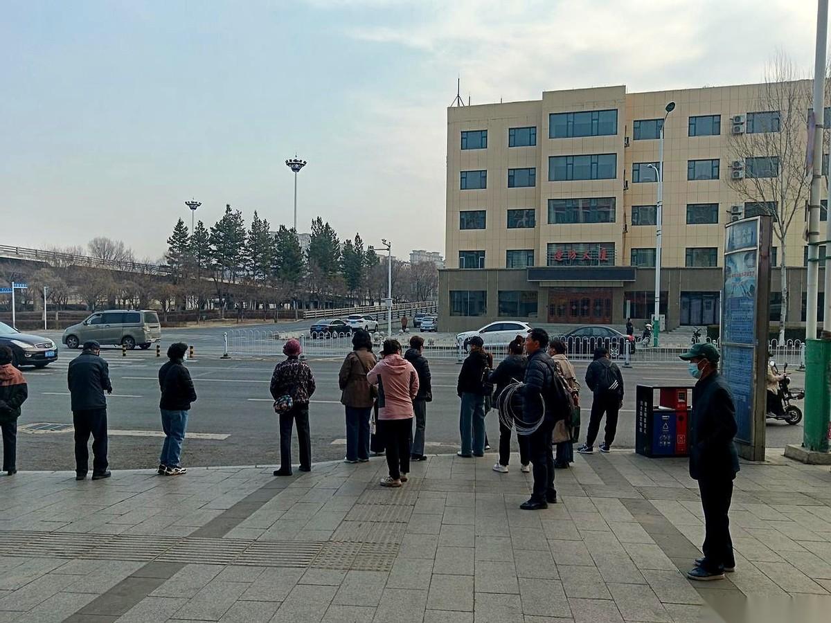 张雪峰那个主意，真有点狠。他说别给孩子讲大道理，带他去坐两趟公交，比什么都管用