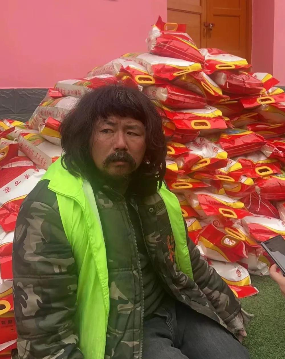宁夏贫困女孩，听说资助她上学的恩人，要来学校了，兴高采烈跑去迎接，谁料，当看清对