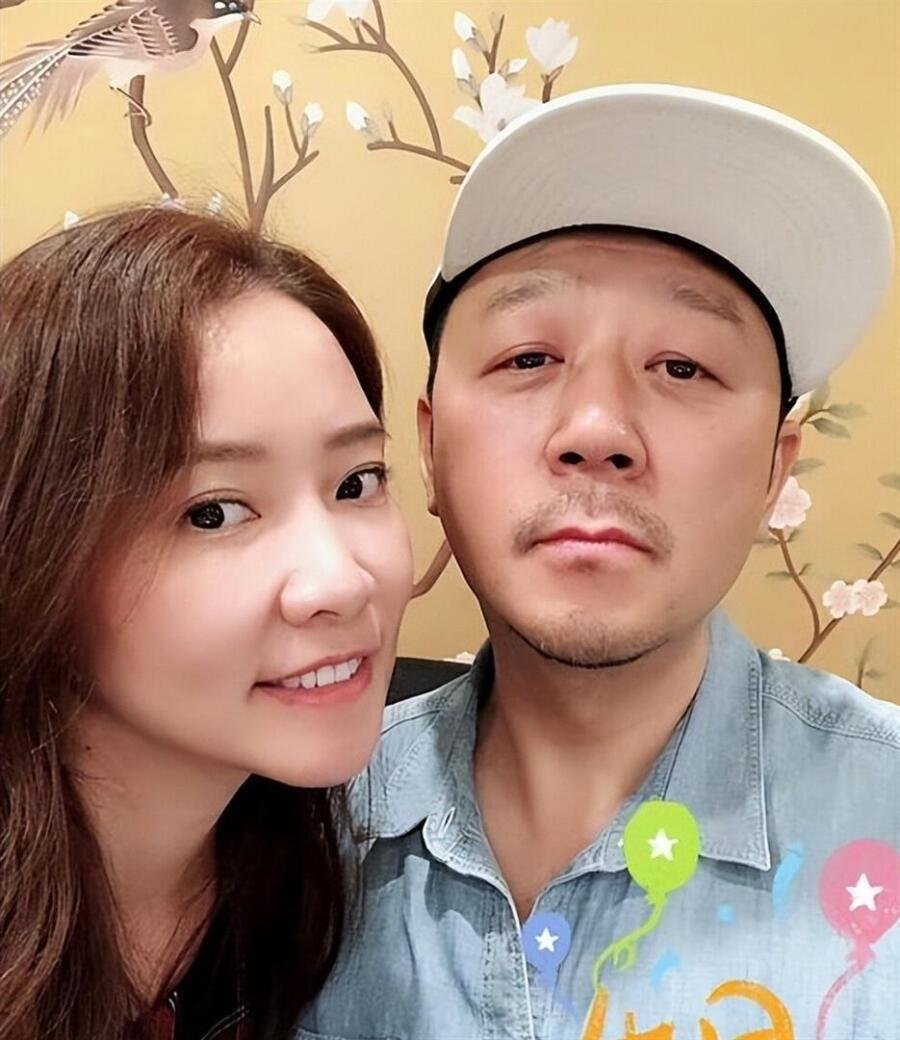 她是郭涛妻子，两人相差17岁，曾是主持人如今老公宠她儿子也超帅