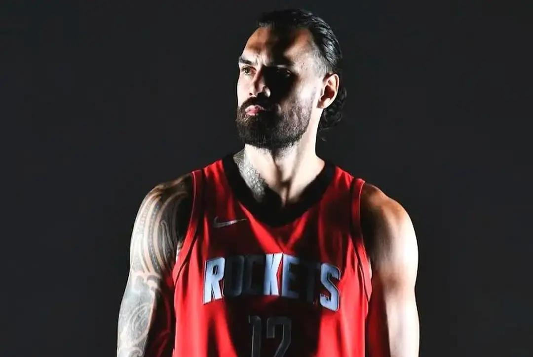 狄龙走后，更衣室最大的嗓门，是那个还没上过场的人。暂停时他拽住贾巴里·史密