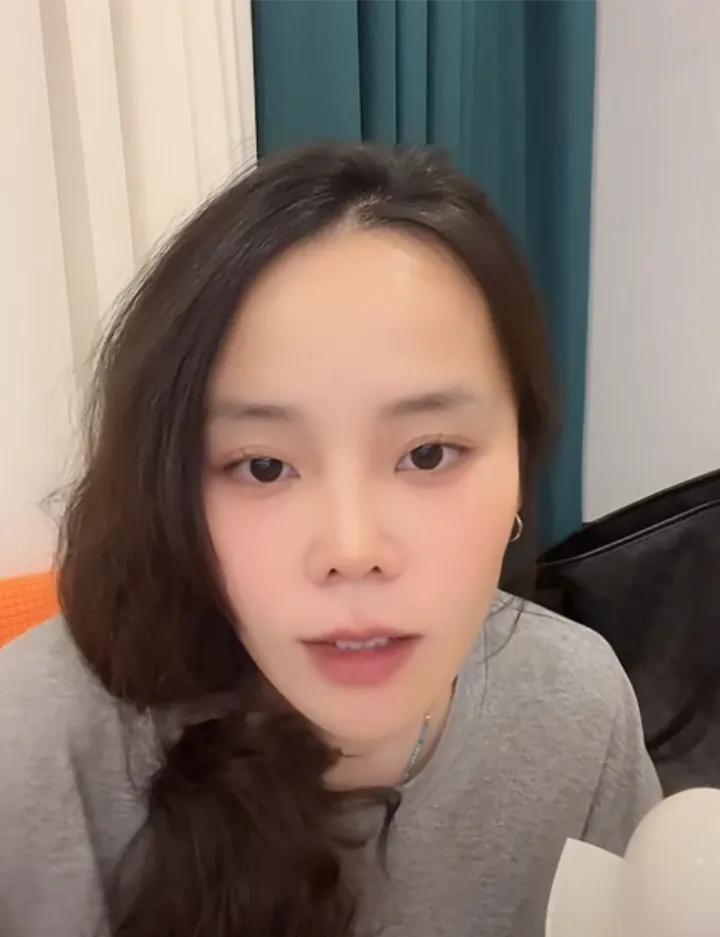 熊磊晚上在宾馆里直播，直播间5千多人，一家三口还在北京玩！熊磊居然对自己的人