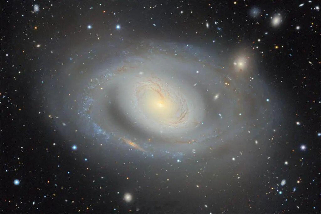 【迄今最大的宇宙二维彩色地图上新】据物理学家组织网10日报道，美国暗能量光谱仪