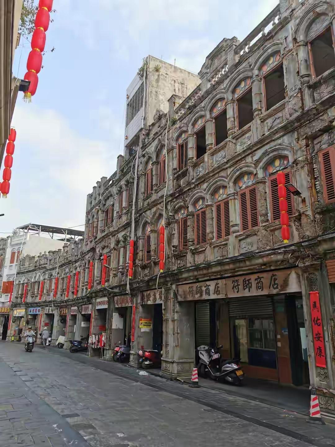 芳姐从广州南站回上海的高铁上，发了条朋友圈：网上把广州说糙了，我来说句公道话。