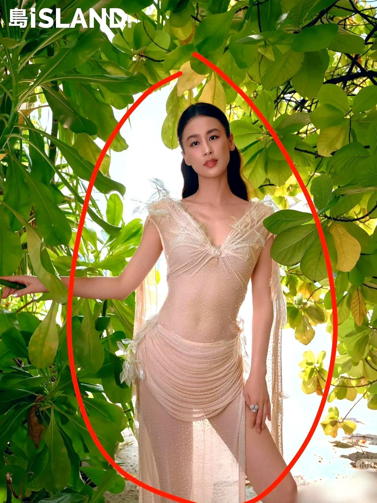 离婚一年，她靠透视裙杀回热搜把17年婚姻留在去年，黄圣依晒出海边的薄纱照。