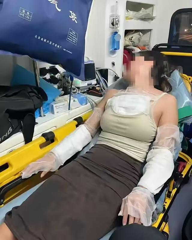 大连这起日料店事件看得人后背发凉！女游客就因为不满服务员态度吵了几句，竟被服