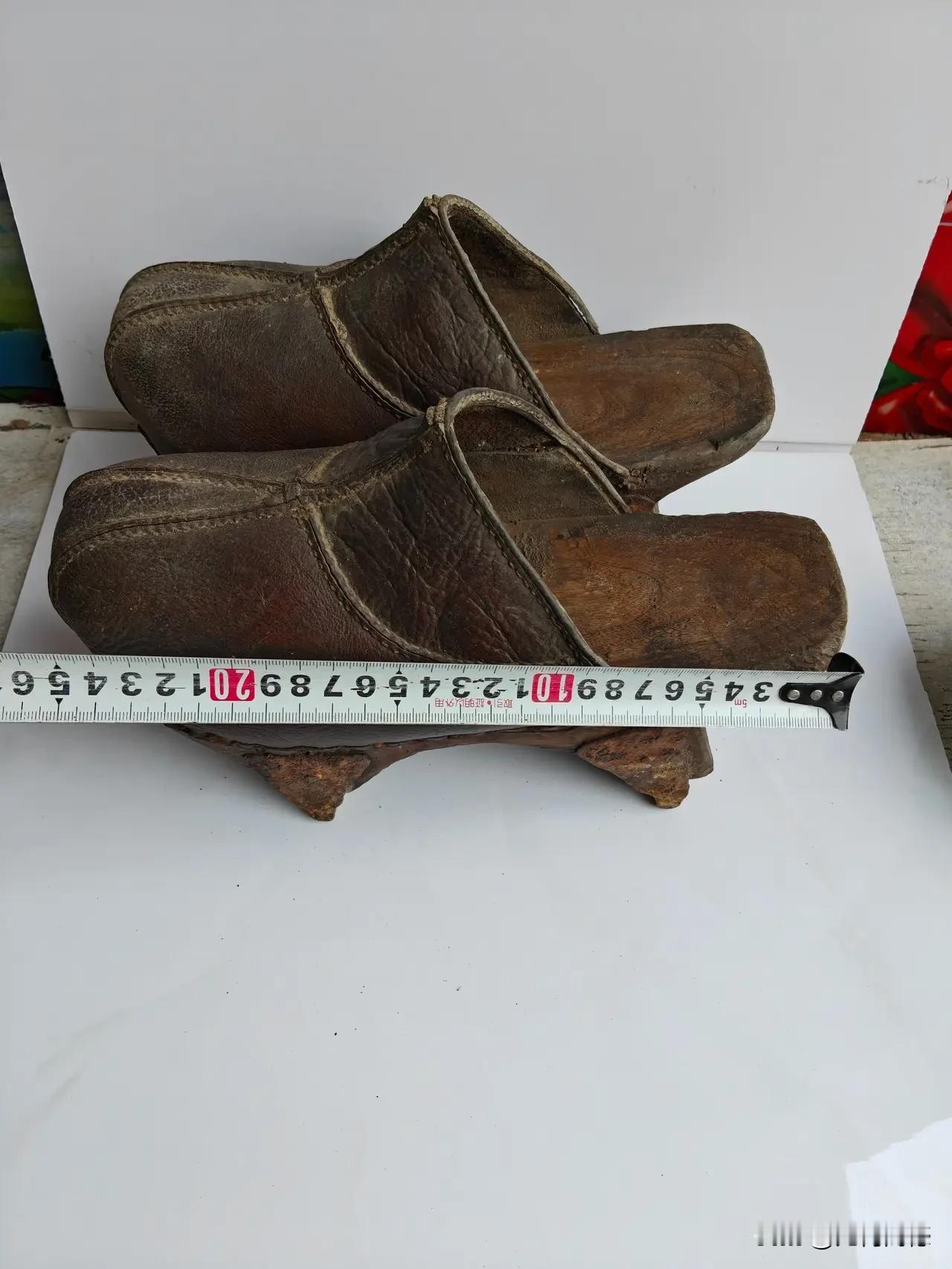 据说这是日本鬼子穿的鞋，看着有点像拖鞋，实际上和普通的拖鞋是不一样的，鞋面感觉都