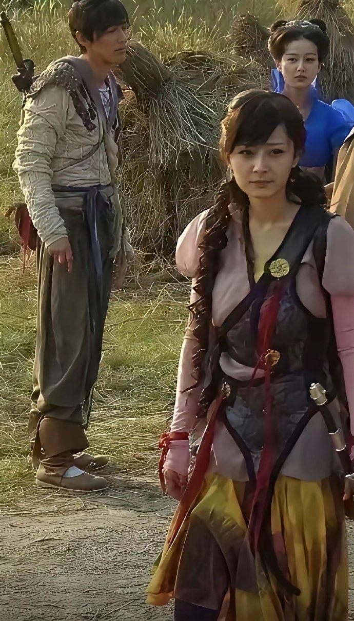 这组《仙剑三》的陈年路透，真的把我看懵了！😯大家仔细看：1.杨幂这身粉