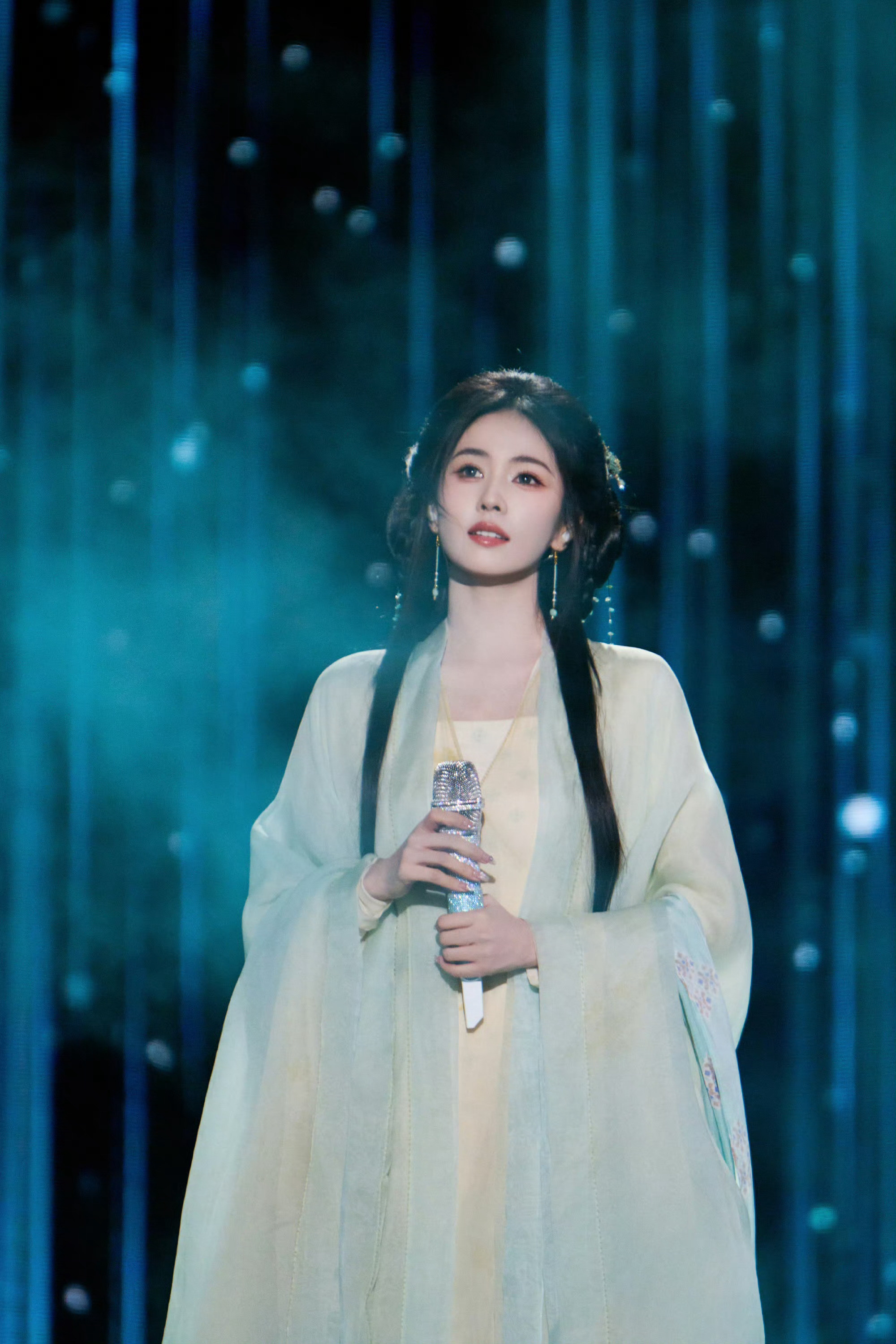 白鹿昨天寒风中全开麦临江仙太棒了！！鹿鹿新的一年一切顺利～