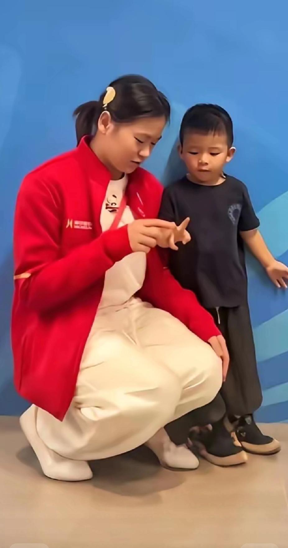 这一幕，全红婵的温柔比金牌更戳心❤️刷到这张照片，瞬间被暖化了。赛场