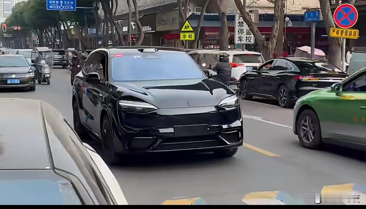 被余承东寄予厚望的问界M6已经现身街头，“黑武士”版本气场和辨识度拉满...