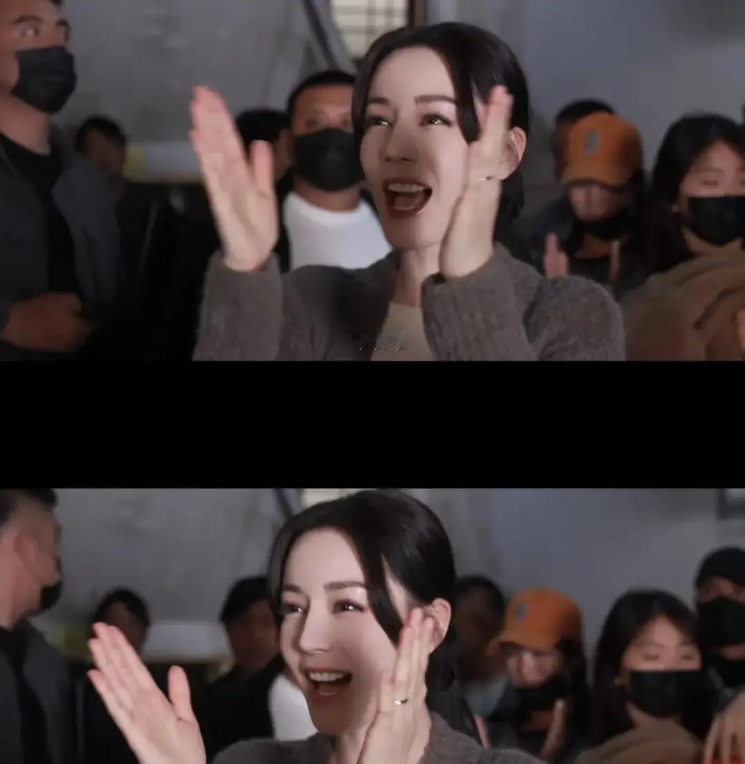 迪丽热巴新剧刚杀青。有路人看到她左手戴了枚素戒，一下子网上就议论开了。结果