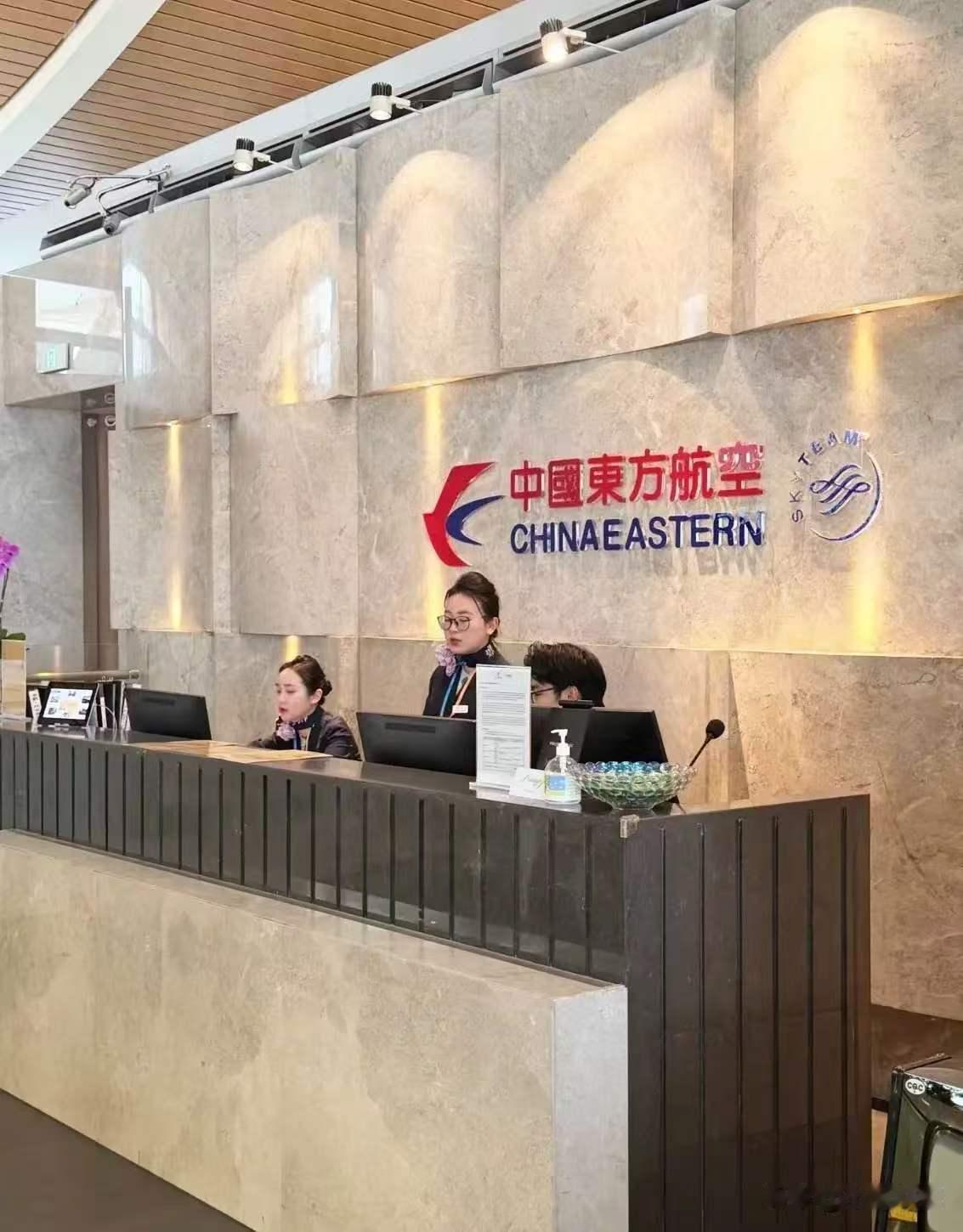 东航那个“机闹”的欧某某，终于被停职了，飞机上乘客欧某某因为乘务员推餐车碰了他