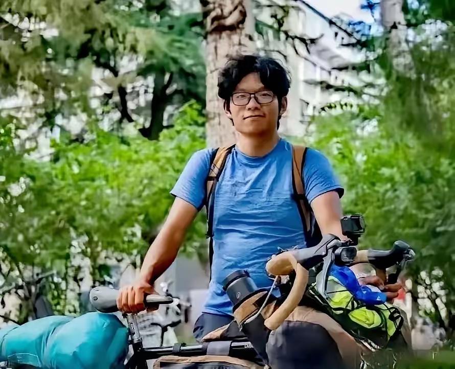 这孩子意志力超强，将来必有出息。19岁的李俊辰是2026级北京外
