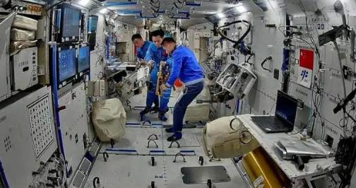 为什么中国的空间站好像每次只能上3个人，而国际空间站却能挤十几人？ 麻烦看官