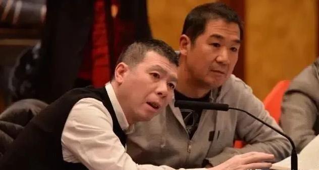 2015年,冯小刚张国立提议继续使用繁体字代替简体字,此话一出,易中天反问道:“