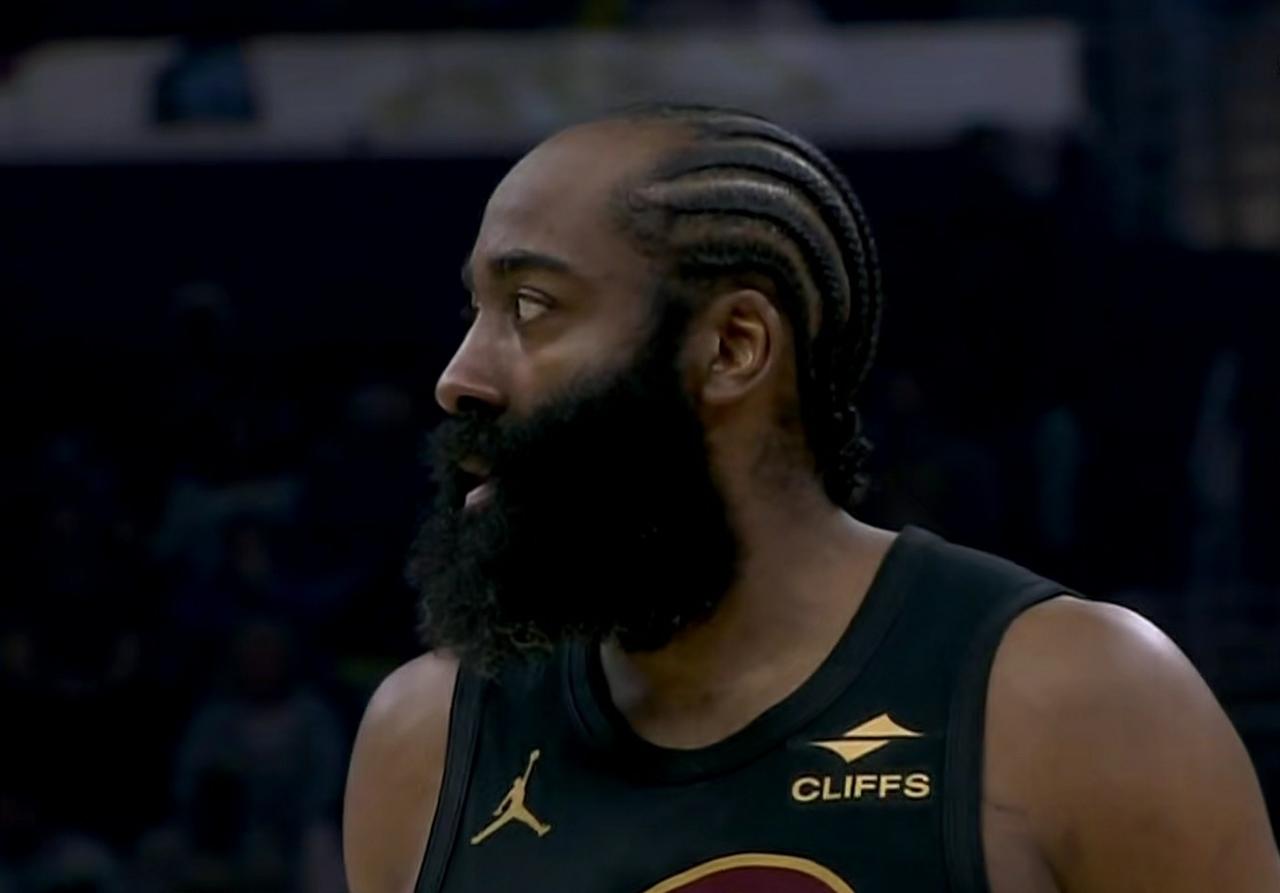 哈登抱大腿又成大腿！哈登疯狂一幕又诞生了：末节上演单骑救主擒水鸟，说实话：3