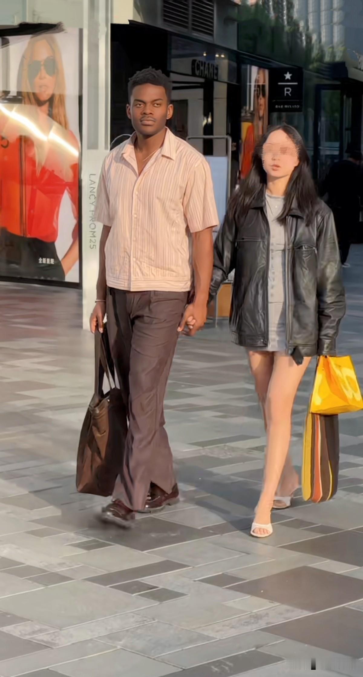 有人说：真正的爱没有国界，也不分肤色。不知道你会怎么看？看这对手挽手走在街上的情