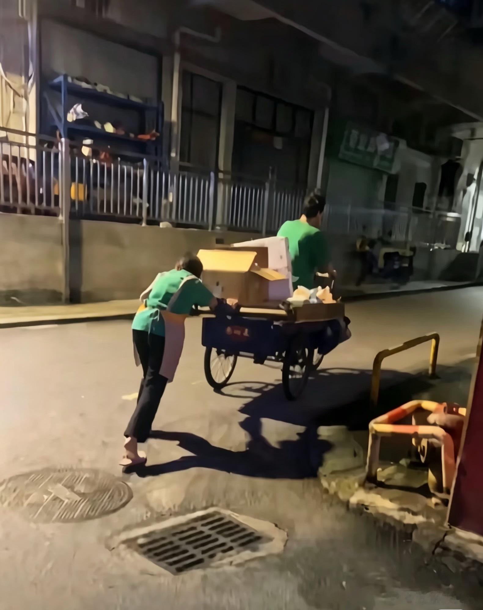 梅姨落网前每天推车近1公里摆摊梅姨落网前推车摆摊谋生的细节曝光，让人心里五味杂陈