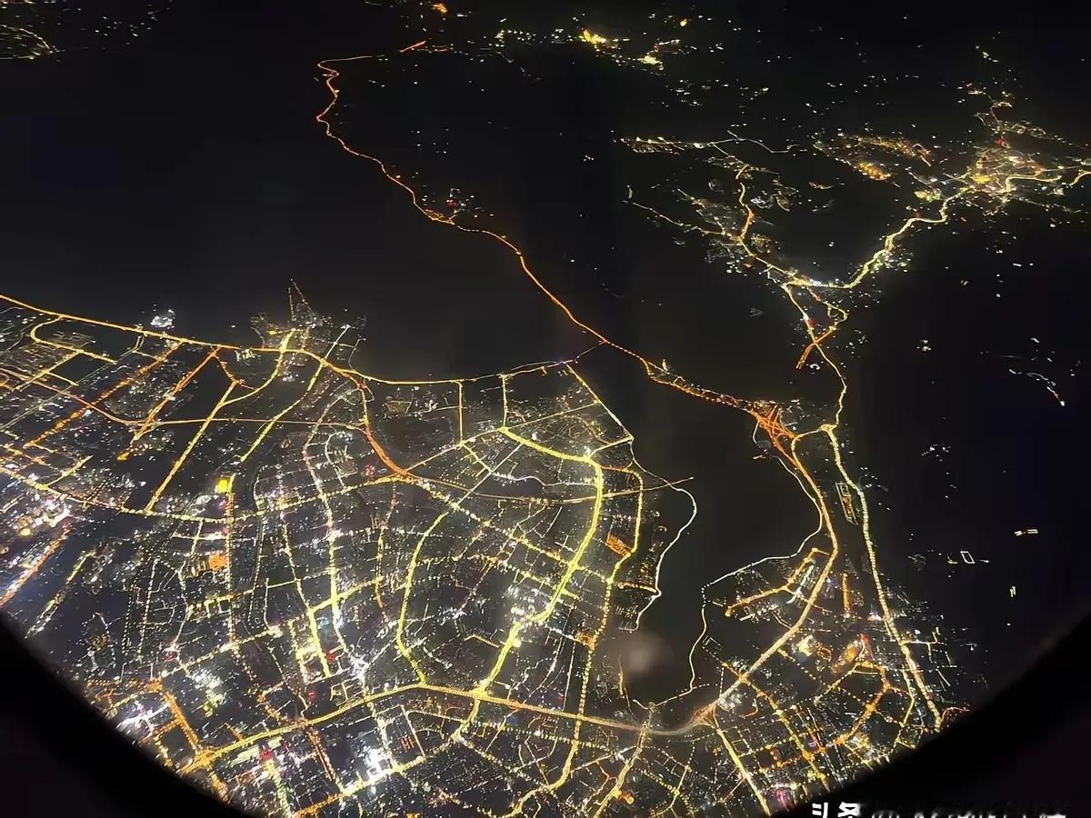 从高空俯视昆明与安宁真的挺近的嘛要是把安宁划成区打地铁修到安宁就好了安宁的