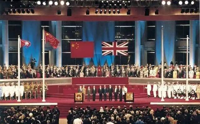 当年条约写得明明白白，香港岛是永久割让给英国的土地。按照近代殖民世界的惯例，割出