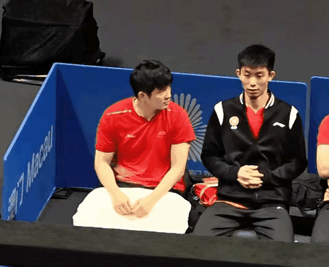 虽然樊振东采访的时候，一脸严肃，平时也不怎么笑，但是他的内心还是个少年！