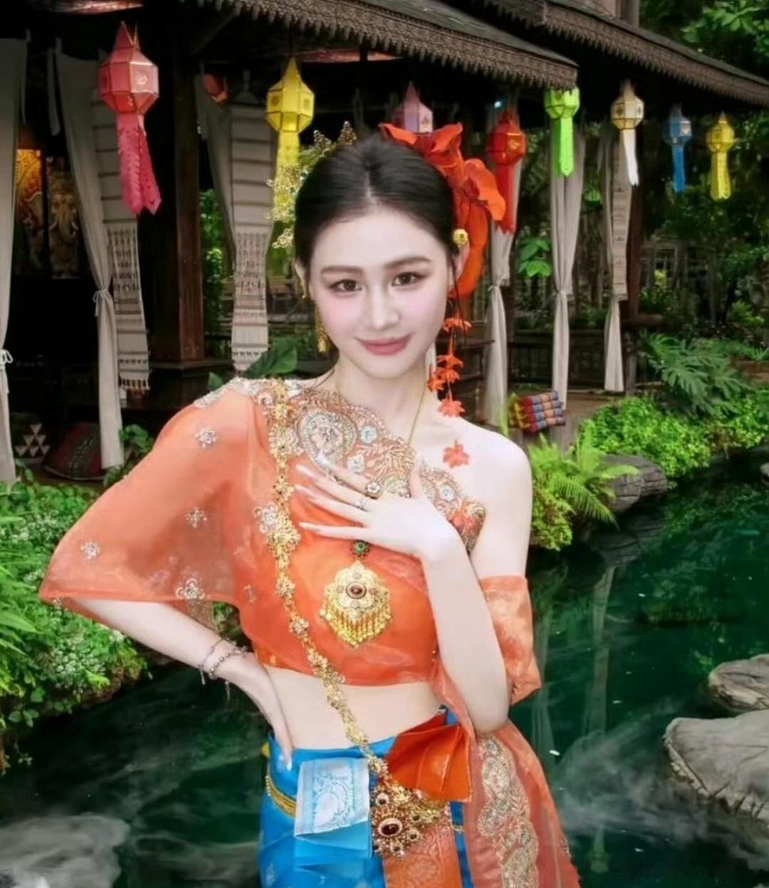 金靖瘦下来之后，五官都变得更清晰了，现在眼睛看起来好大。