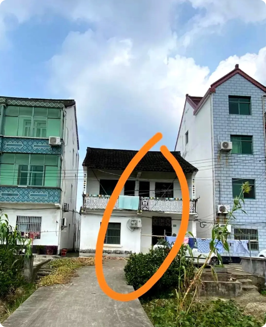 前几年我大哥出10万块，想把隔壁邻居的空房子买下来，可邻居不肯卖。今年却主动